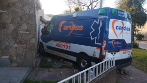 Choque entre una ambulancia y una camioneta en zona norte: un médico herido y daños en dos viviendas