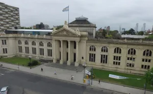 El decano de Medicina de la UNR defendió la gratuidad para extranjeros y dijo: "Representan el 20%"