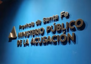 Colectivos feministas acompañan el juicio contra dos policías acusados de abuso sexual en Roldán
