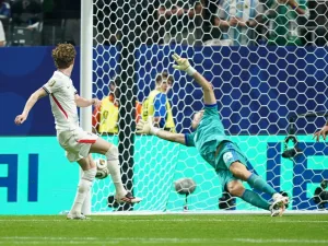 Ventaja inglesa en Atlanta: Gordon anticipó a Molina para que Inglaterra le gane 1-0 a Argentina