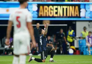 Locura albiceleste en Atlanta: frentazo de Lautaro Martínez, tras un centro de Messi, para que Argentina le gane a Inglaterra igualen 2-1 y acaricie el boleto a la final