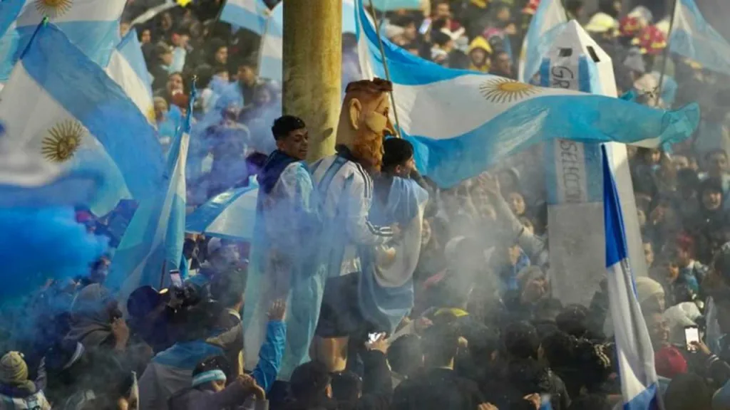 Parte del plantel de la Selección aterrizó en Ezeiza y fueron recibidos por una multitud