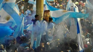 Parte del plantel de la Selección aterrizó en Ezeiza y fueron recibidos por una multitud