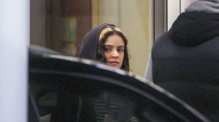 Rosalía no llegó en contramano: las fotos de su arribo al país en medio de un fuerte operativo de seguridad