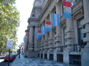 La Provincia deberá indemnizar a dos peatones embestidos por un móvil policial