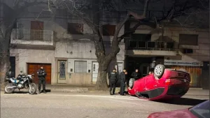 Echesortu: perdió el control de su vehículo y terminó con el auto volcado