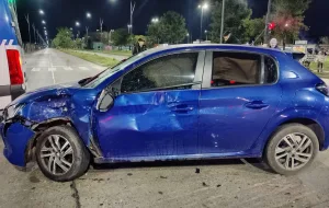 Fuerte choque sin heridos entre una moto y un auto en la ruta 34 y Circunvalación