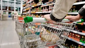 El consumo privado retrocedió 1,1% interanual en junio y suma siete meses de caídas