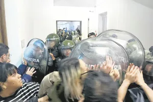 Nueva protesta en la CNEA: trabajadores volvieron a concentrarse tras el desalojo de Gendarmería