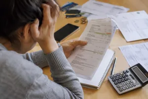 Morosidad récord: crece el endeudamiento familiar y la deuda en billeteras virtuales es más que en pandemia
