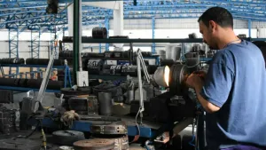 La industria no para de caer: cayó 5,7% anual en mayo, arrastrada por derrumbes en textiles, maquinaria y autos