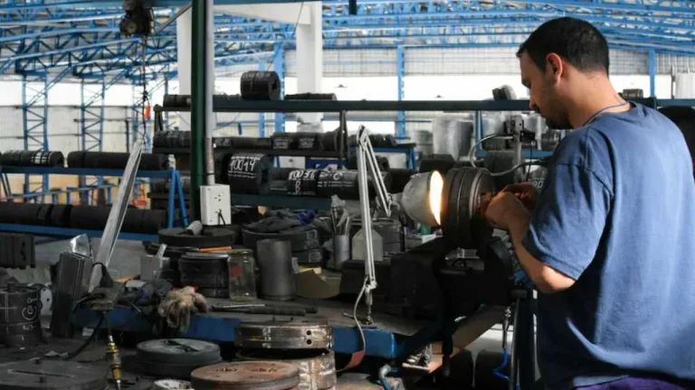 La industria no para de caer: cayó 5,7% anual en mayo, arrastrada por derrumbes en textiles, maquinaria y autos