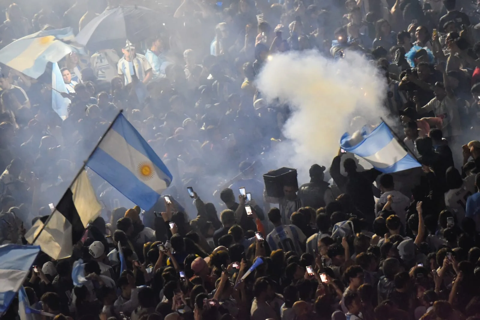 Impactante festejo rosarino en el Monumento: miles de personas llegan para celebrar el triunfo de la Selección y la noche se hace interminable