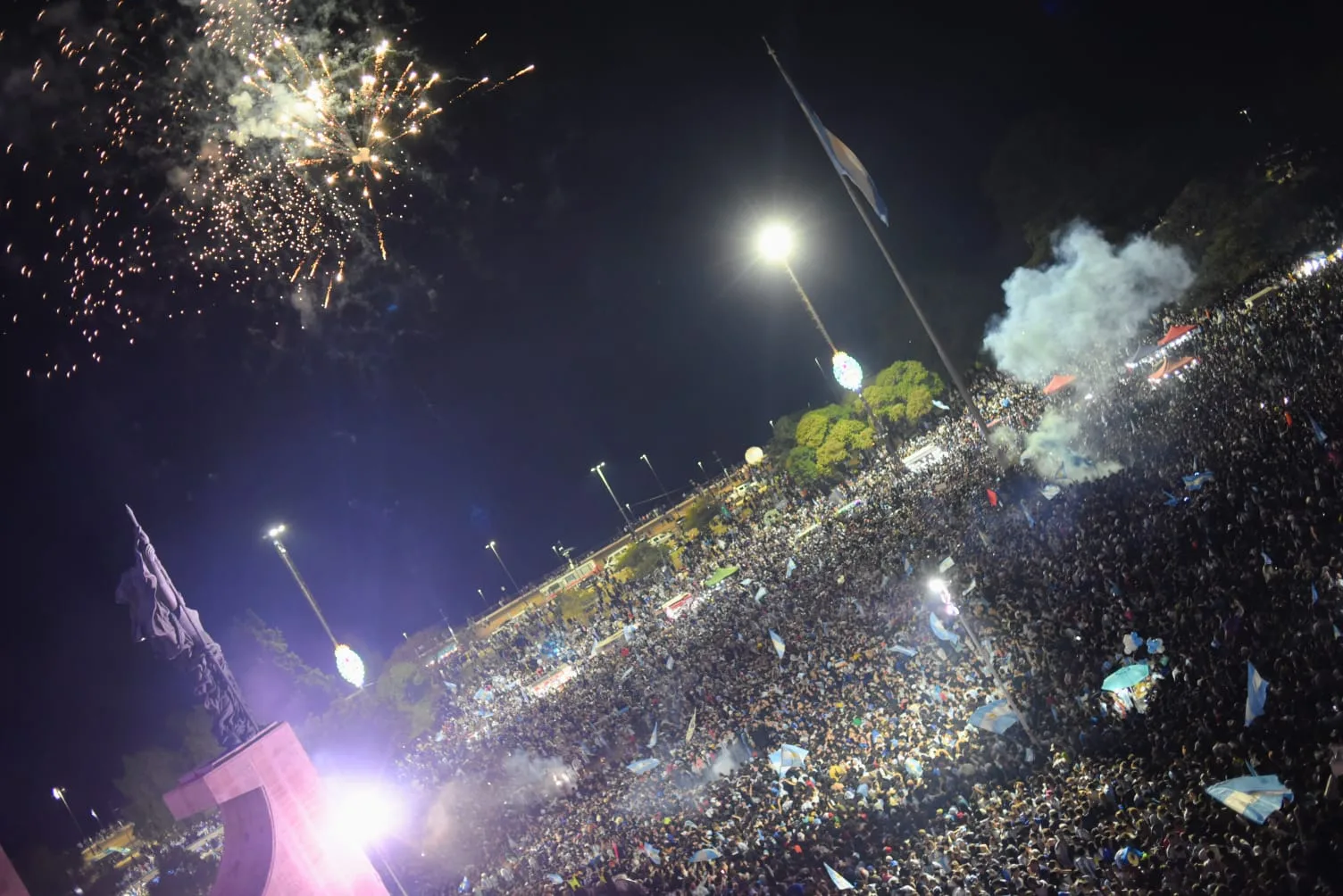 Impactante festejo rosarino en el Monumento: miles de personas llegan para celebrar el triunfo de la Selección y la noche se hace interminable