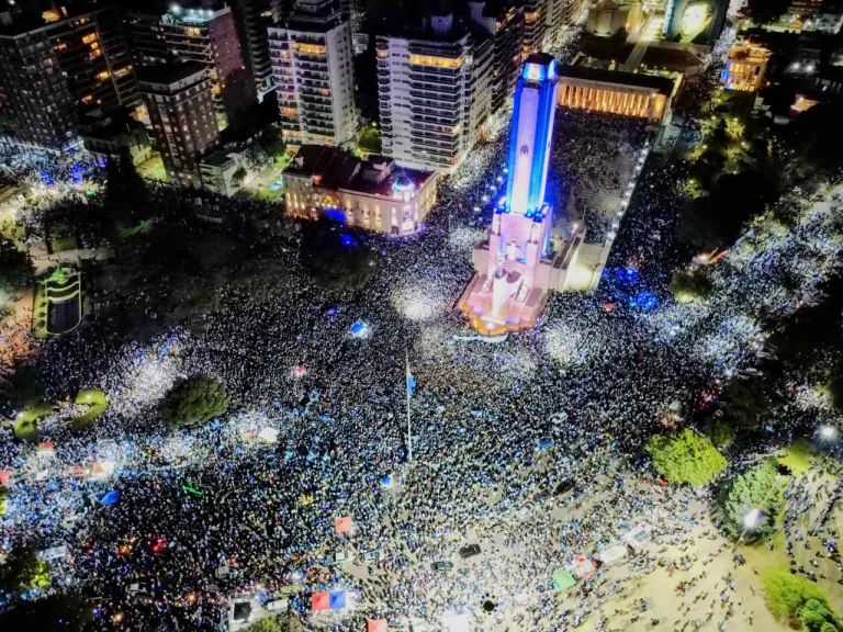 Impactante festejo rosarino en el Monumento: miles de personas llegan para celebrar el triunfo de la Selección y la noche se hace interminable