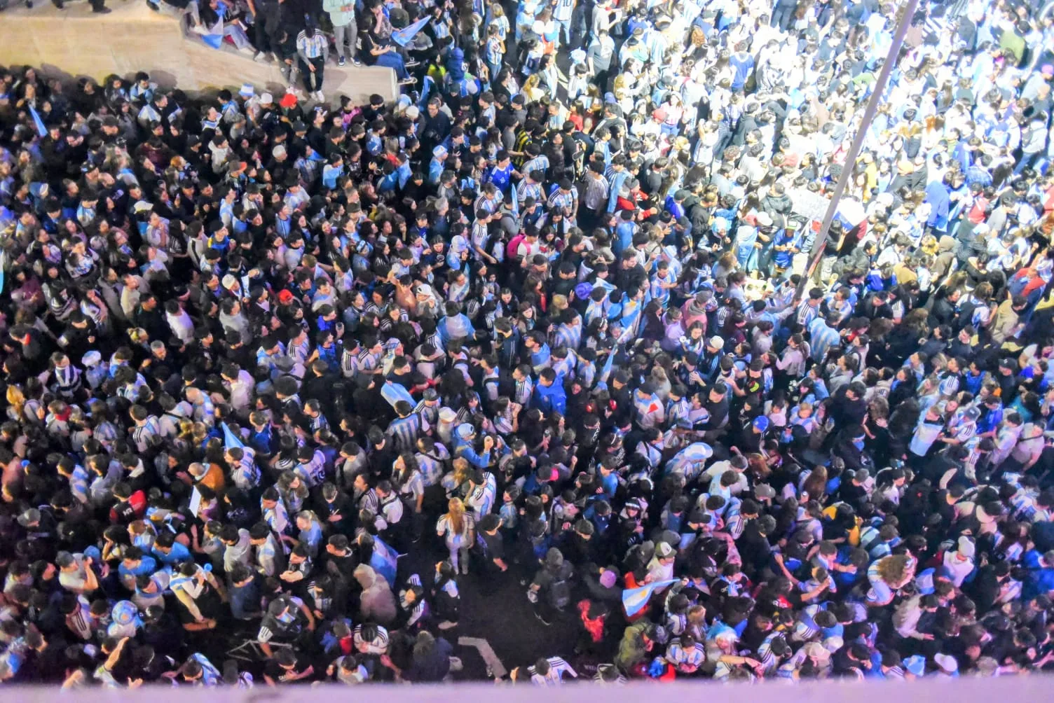 Impactante festejo rosarino en el Monumento: miles de personas llegan para celebrar el triunfo de la Selección y la noche se hace interminable
