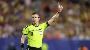 Polémica: un árbitro francés dirigirá el duelo Argentina-Egipto por los octavos de final del Mundial