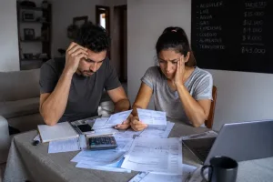 Por la caída de los salarios, los argentinos siguen perdiendo poder adquisitivo tras pagar gastos fijos