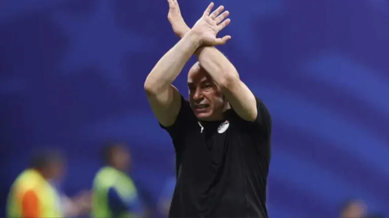 Qué significa el gesto que hizo el técnico de Egipto tras la derrota contra Argentina