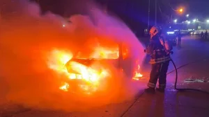 Un auto se prendió fuego por completo en la zona noroeste de Rosario y los bomberos acudieron de urgencia al lugar