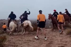 Escándalo y violencia en una carrera: jinetes atacaron a corredores y les exigieron dinero para pasar
