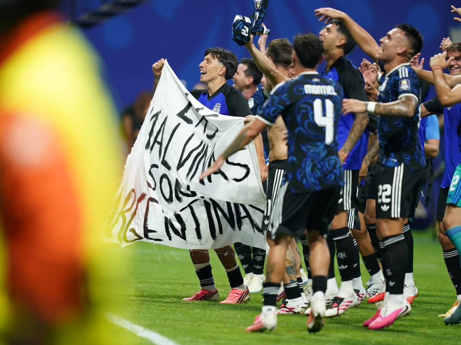 La historia de la bandera de Malvinas que terminó en manos de los jugadores argentinos