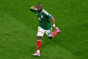 México venció con autoridad a Ecuador en el Estadio Azteca y abrochó su pase a los octavos de final del Mundial