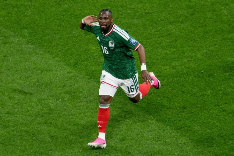 México venció con autoridad a Ecuador en el Estadio Azteca y abrochó su pase a los octavos de final del Mundial