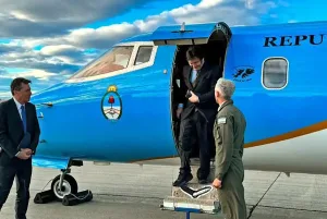Sigue la visita a los amigos ultra: tras el apoyo a Bolsonaro hijo, Milei viajó a Perú para la asunción de Fujimori