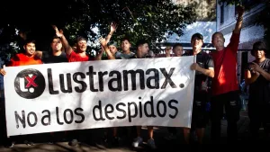 Nuevos despidos en Lustramax: ofrecen la indemnización con papel higiénico y rollos de cocina
