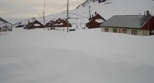 Feroz temporal en varias provincias del país: localidades aisladas y paredones de nieve de cuatro metros