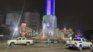 El municipio realizó un amplio operativo de limpieza en el Monumento y Parque a la Bandera