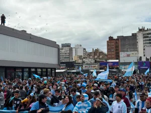 Cientos de rosarinos vibraron con la final de Argentina en el Centro Cultural Fontanarrosa, dónde se montó una pantalla gigante para seguir a la Selección