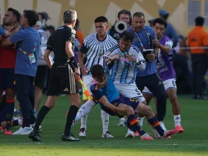 El ataque de furia de Paredes tras la final del Mundial: agarró del cuello a Eric García, revolcó a Gavi y fue expulsado
