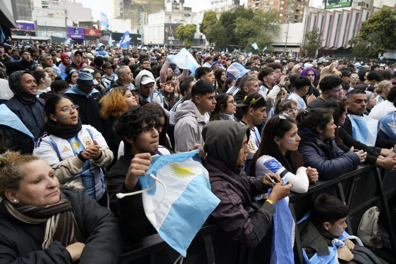 Cientos de rosarinos vibraron con la final de Argentina en el Centro Cultural Fontanarrosa, dónde se montó una pantalla gigante para seguir a la Selección
