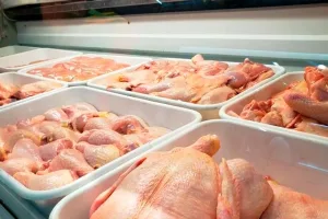El pollo hace historia en la mesa de los argentinos: ya supera a la carne vacuna en consumo