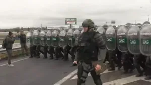 Rosario: aplicaron el protocolo antipiquetes para liberar la Circunvalación en una jornada de reclamos