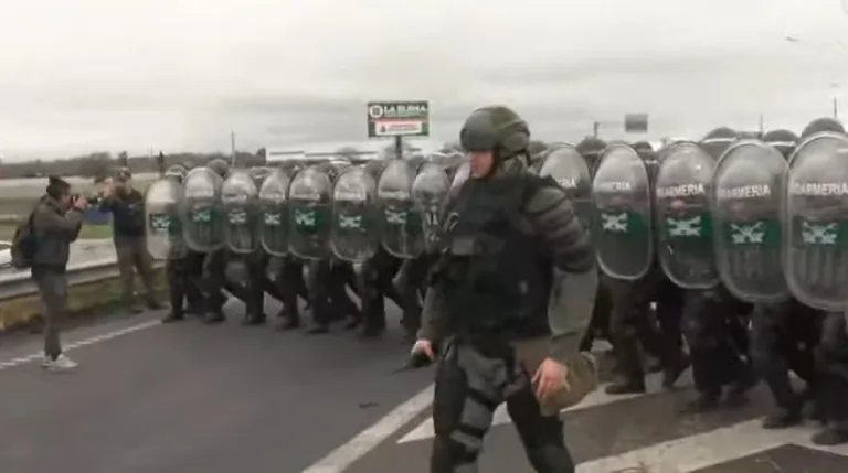 Rosario: aplicaron el protocolo antipiquetes para liberar la Circunvalación en una jornada de reclamos