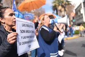Amsafé, Sadop y Siprus llevaron adelante un Ruidazo y Banderazo contra el decreto paritario del gobierno
