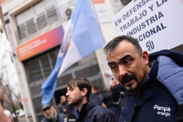 Conflicto en Pampa Energía: piden intervención del gobierno para evitar el cierre de la firma