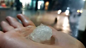 Crónica de un temporal de viento y piedra anunciado: recomendaciones ante la tormenta que golpea Rosario