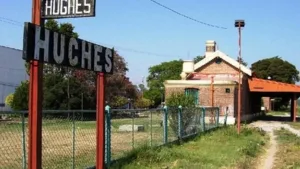 Tragedia y conmoción en Hughes: un adolescente de 15 años perdió el control de la moto, impactó contra un árbol y murió