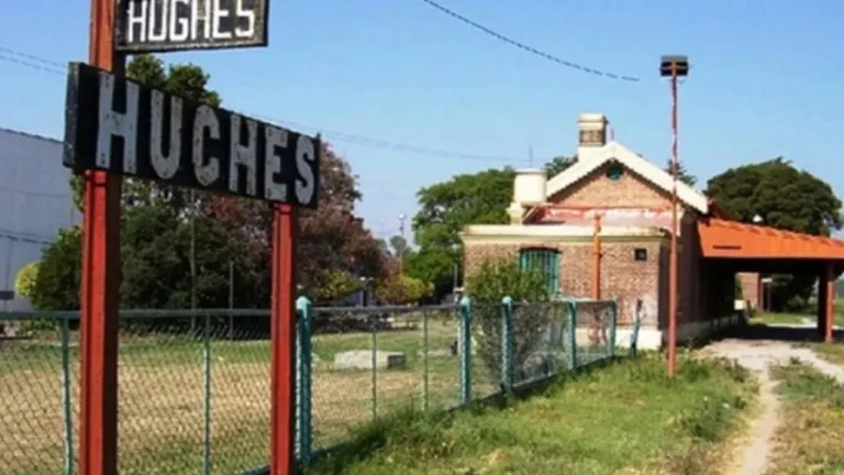 Drama y conmoción en Hughes: un adolescente de 15 años perdió el control de la moto, impactó contra un árbol y murió