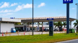 La YPF de Arocena ubicada sobre la Autopista