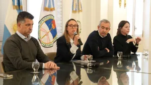 La provincia presentó en Rosario un ambicioso plan para renovar las redes de agua, energía, cloacas y desagües