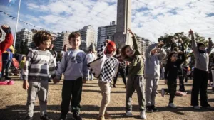 Chicos en el Monumento a la Bandera