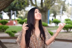 Valeria Roldán presenta “Amémonos” en el Galpón 11 en una noche de folclore, danza y emoción