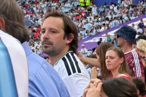 Quién es el viceministro del Gobierno que viajó al Mundial: la foto