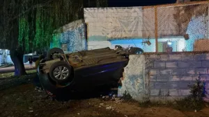 Accidente de tránsito en zona oeste: un auto chocó contra una casa, volcó y tres personas resultaron heridas