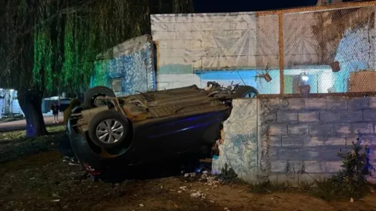 Accidente de tránsito en zona oeste: un auto chocó contra una casa, volcó y tres personas resultaron heridas